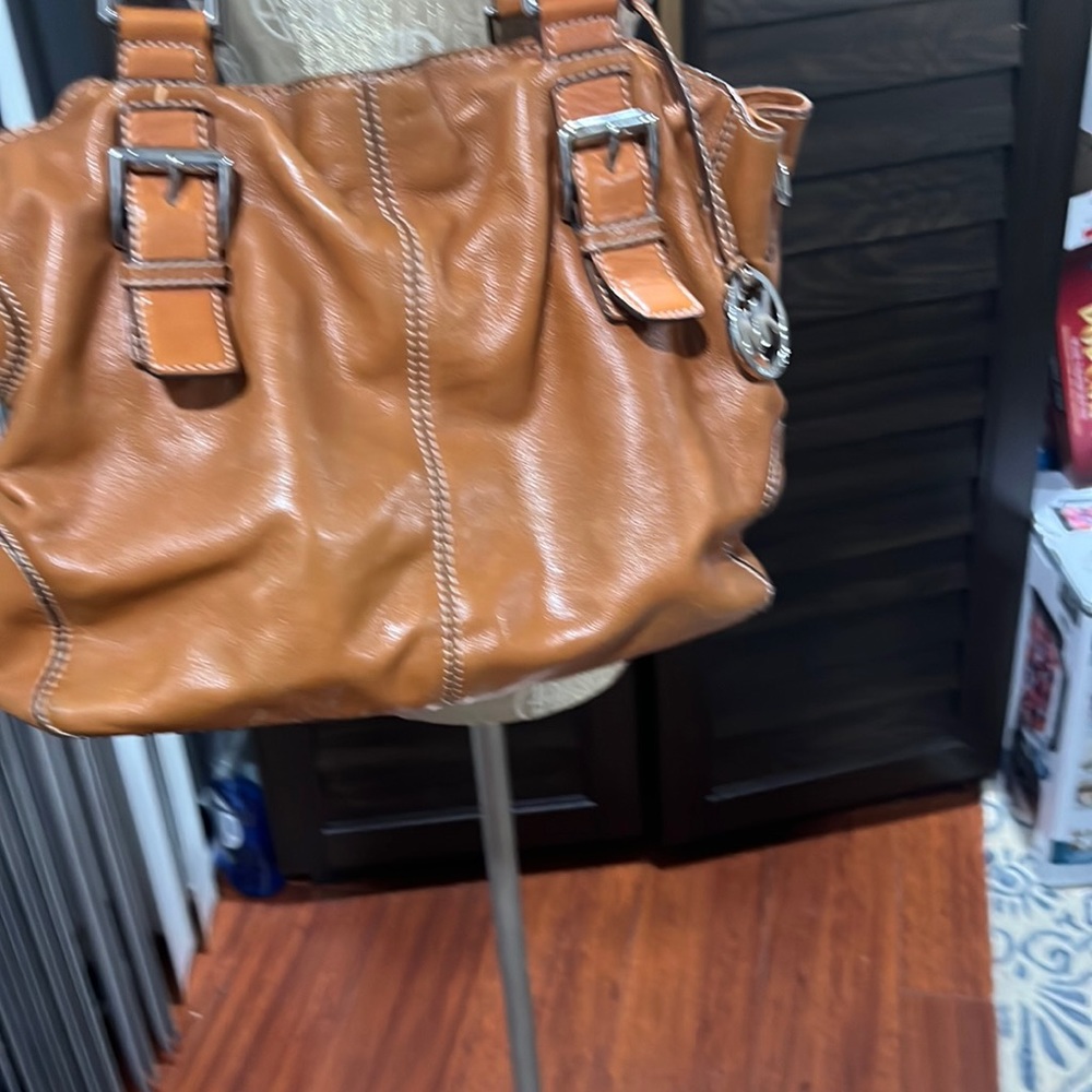 What does handbag - Picture 3 of 4